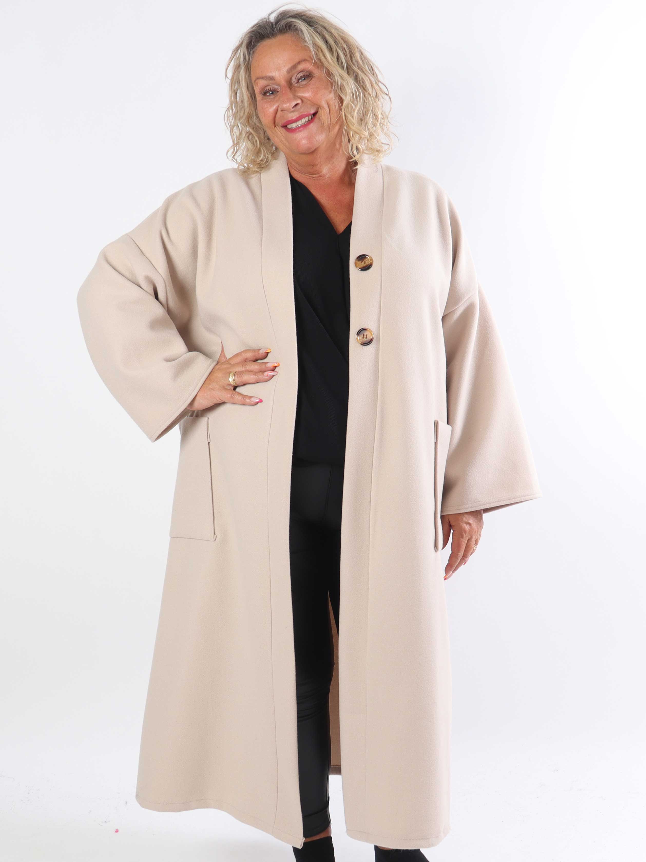 Abbelin - Lang plus size frakke med pynteknapper